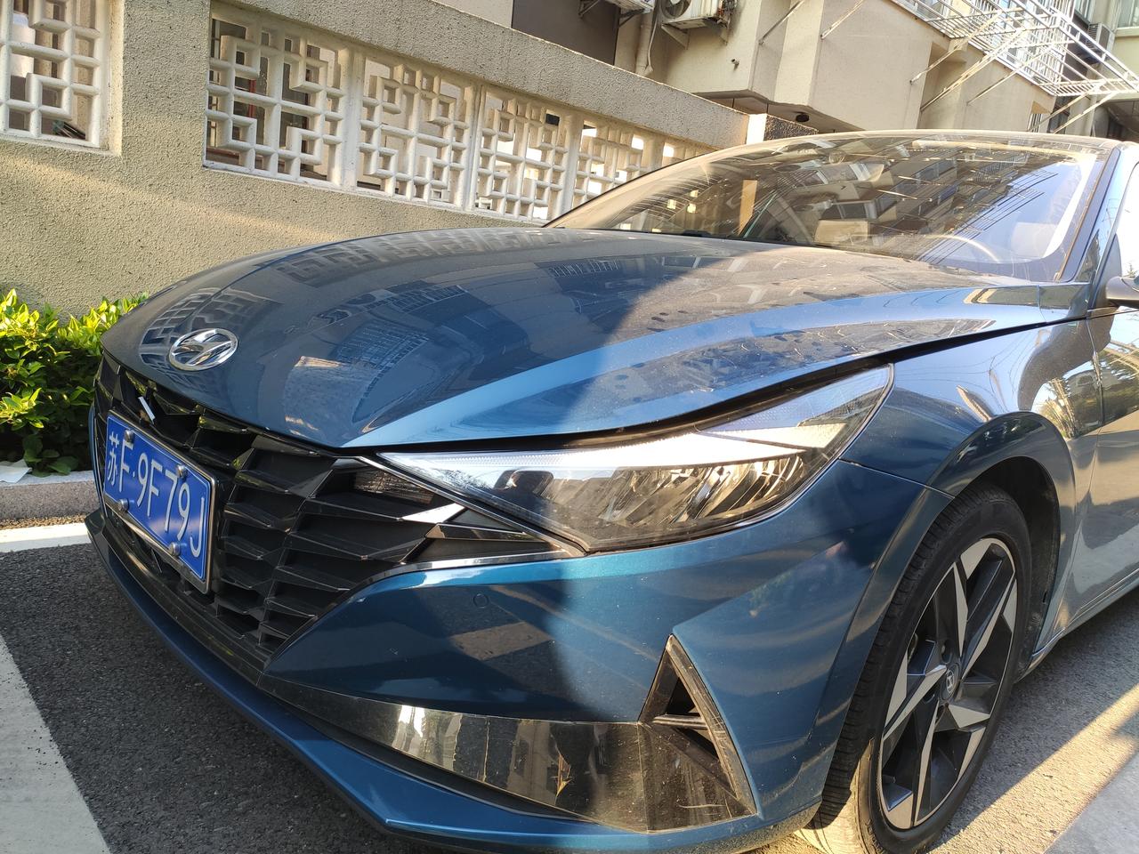 现代伊兰特 前面撞过之后，引擎盖左右两边的缝隙就变大了，前面的缝隙还是正常大小的。用力按压的话左右两侧能够贴紧，这个问题