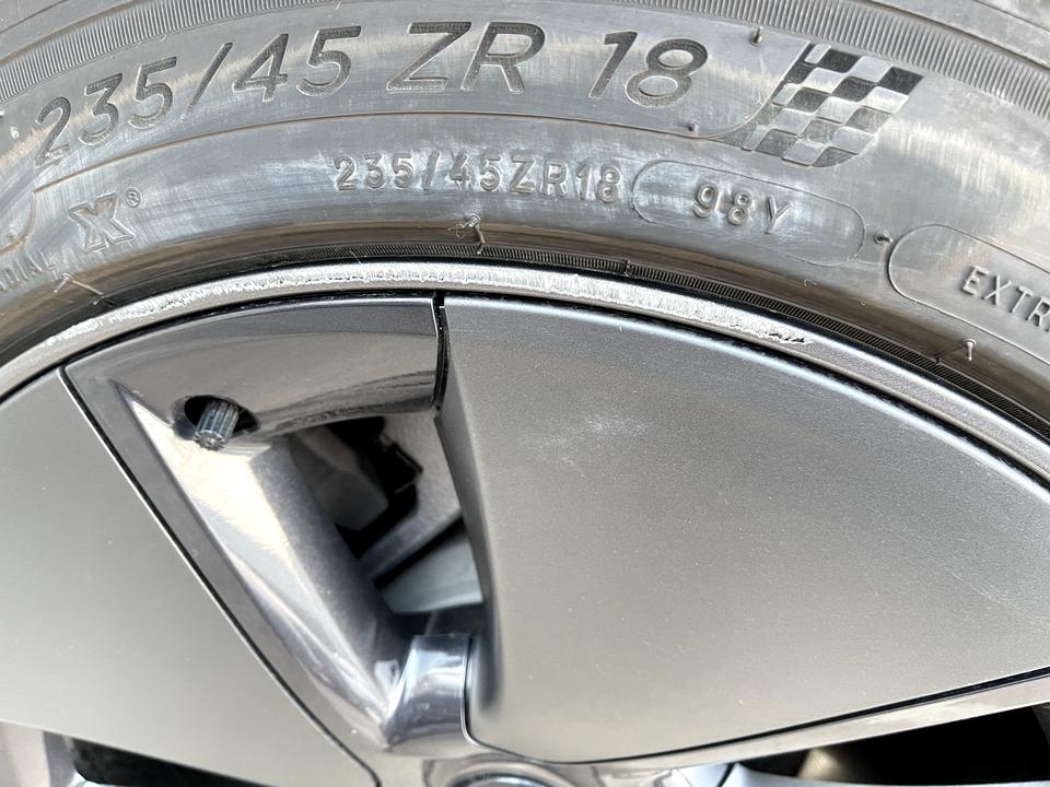 特斯拉Model 3 倒车轮毂蹭到马路牙上了，请问这种情况需要修复吗？