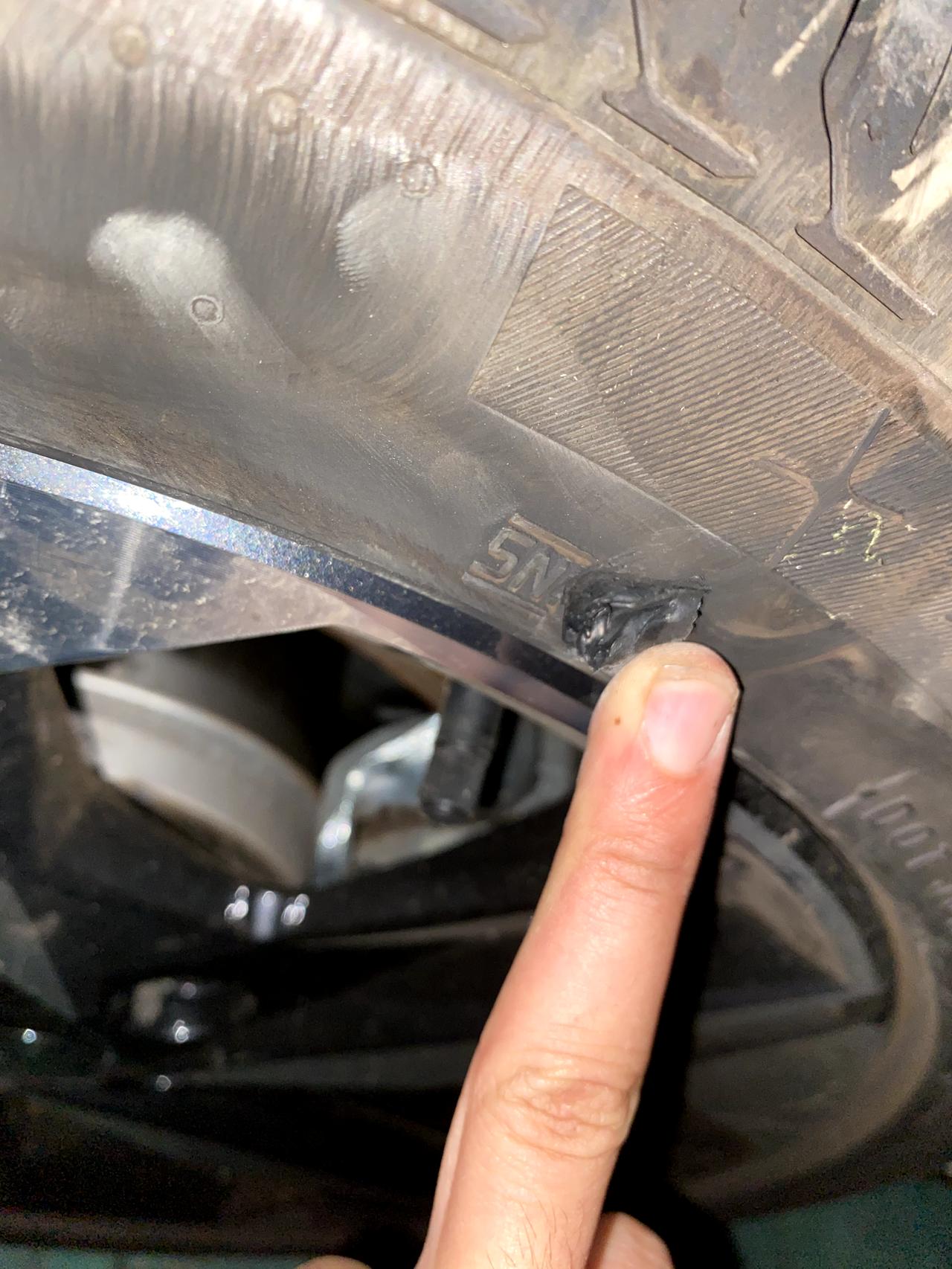 现代伊兰特 这轮胎要换吗 型号是啥呀