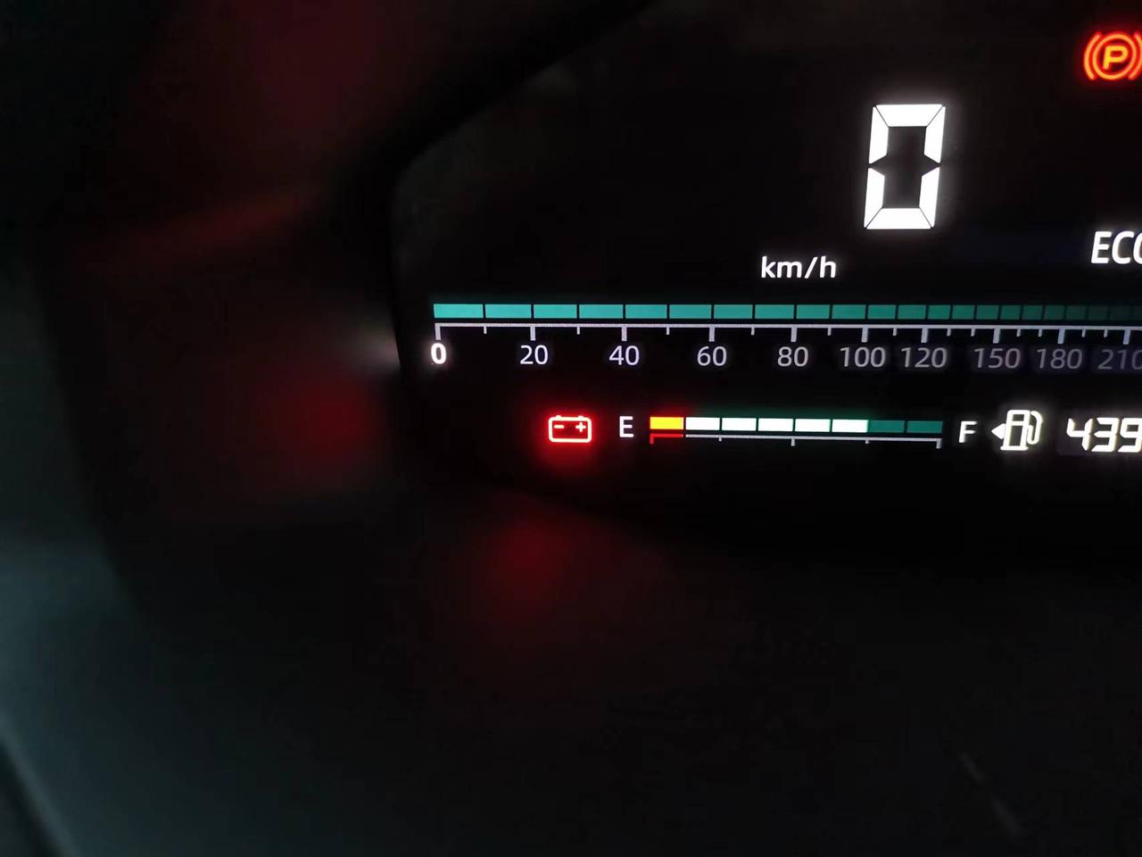 长安CS55 PLUS 二代55p停车拉手刹，挂p挡自动熄火电瓶灯亮是什么原因？
