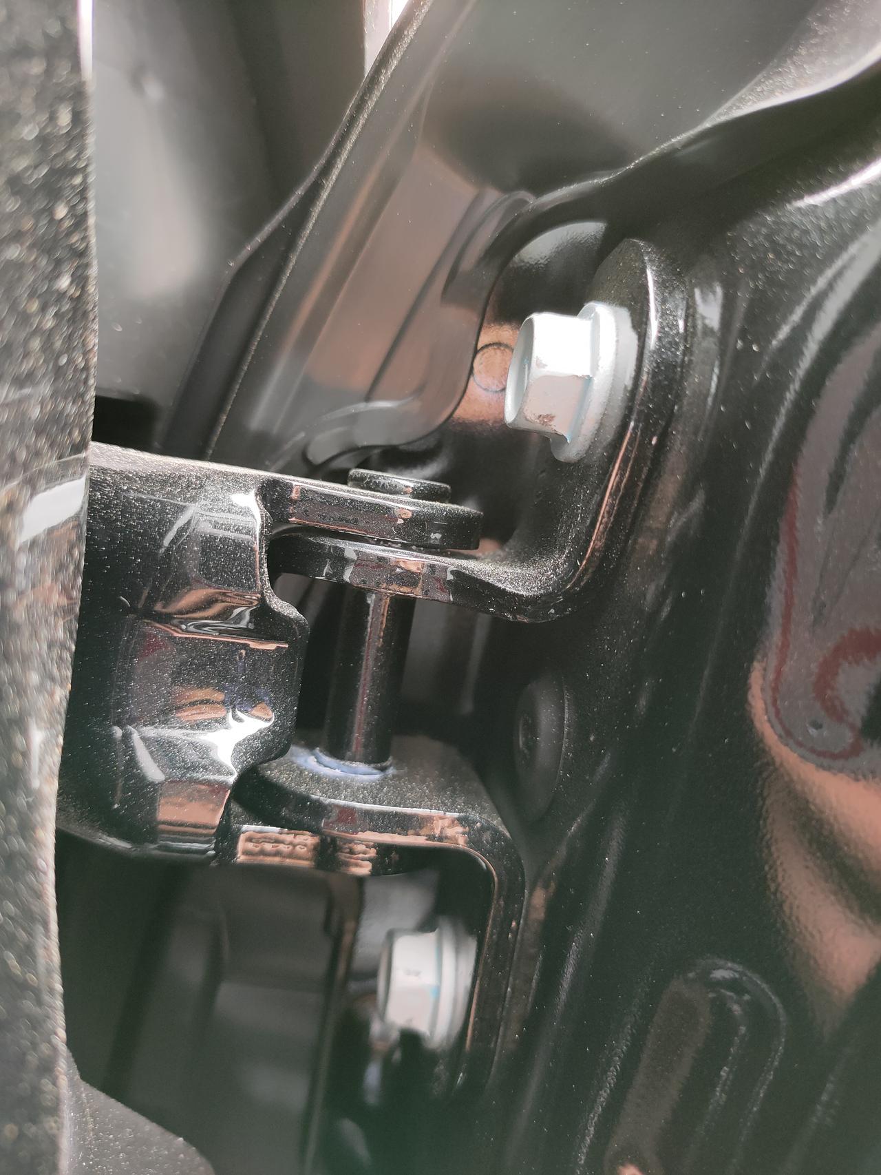 雷克萨斯ES 新车  这螺丝有滑过的痕迹正不正常？
