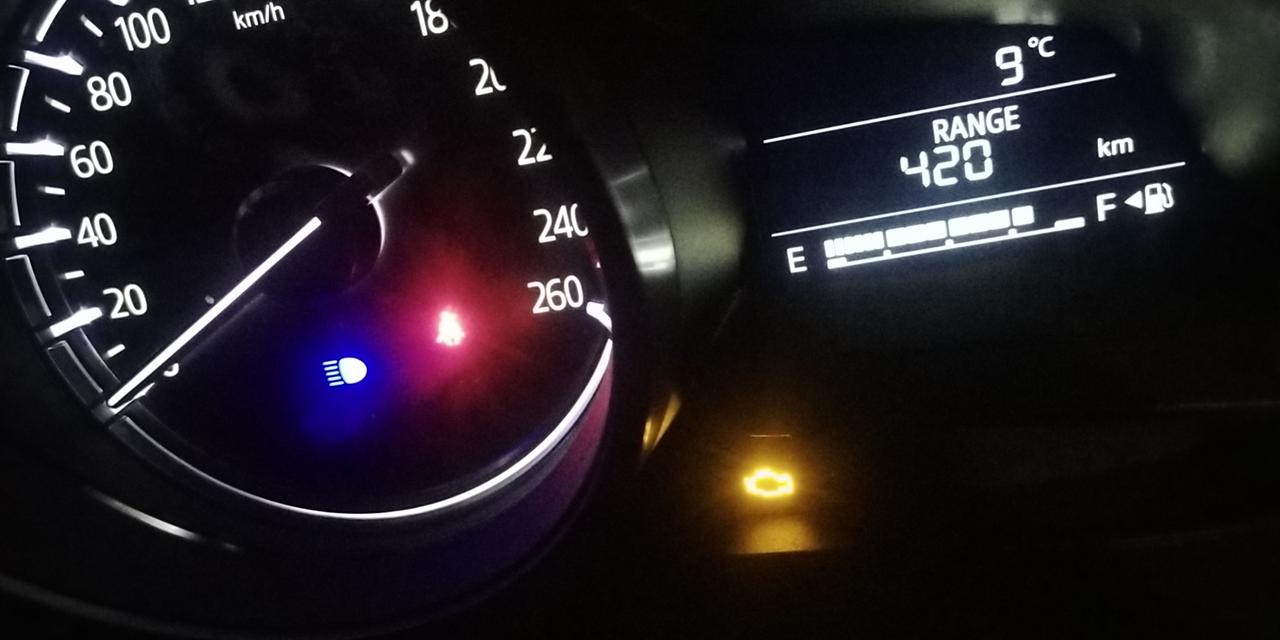 马自达CX-4 才提出来不到一个月的新车，跑了2300公里的时候发动机故障灯常亮了，不会自己灭，是什么原因？查了网上说油