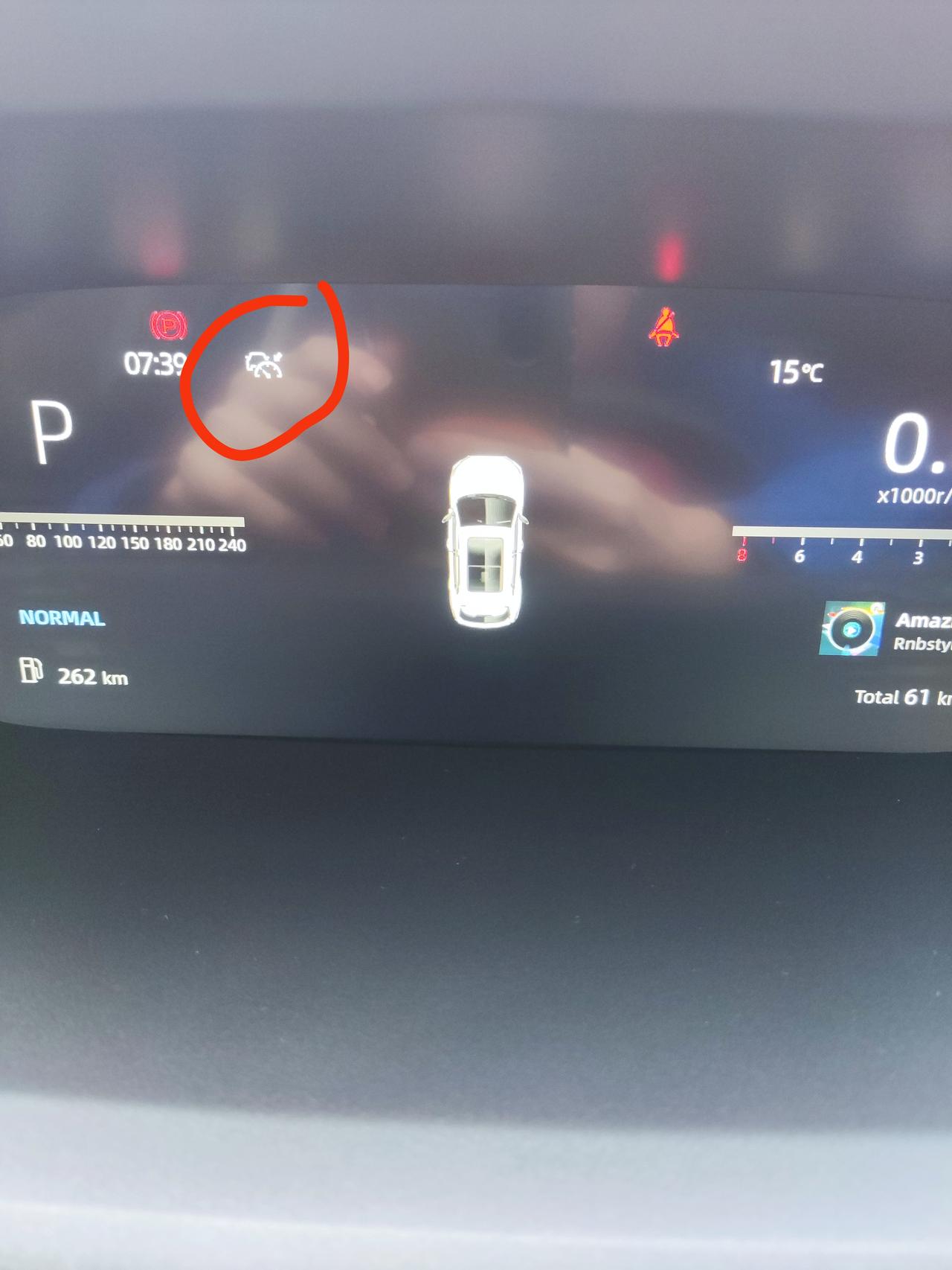 长安CS55 PLUS 这个是巡航标志吗 为什么车子一启动就亮着 关也关不掉