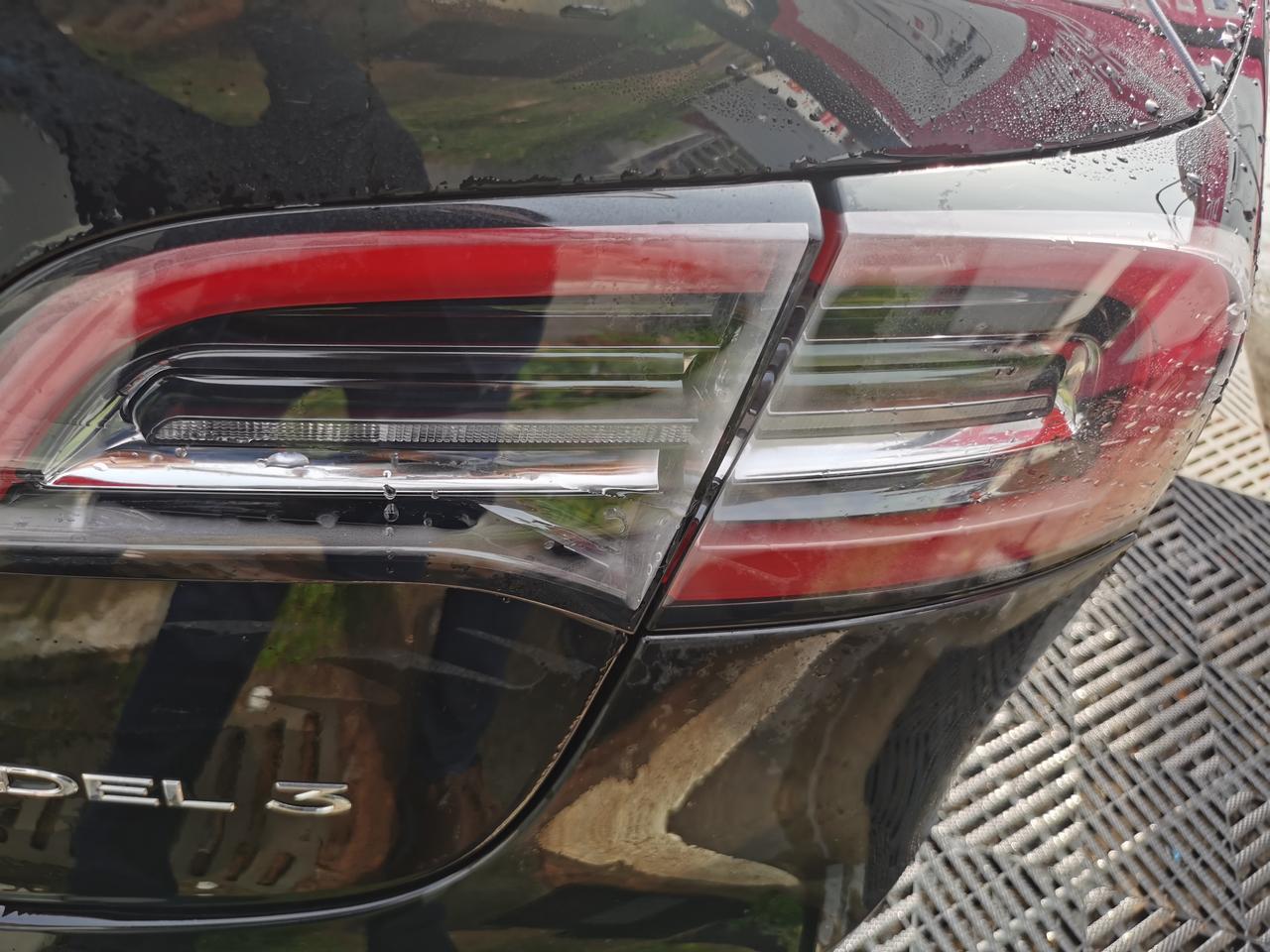 特斯拉Model 3 为什么洗完车，车尾灯里面有水汽？车前灯没有看到水汽，后面两个尾灯都有水汽，这是什么情况？