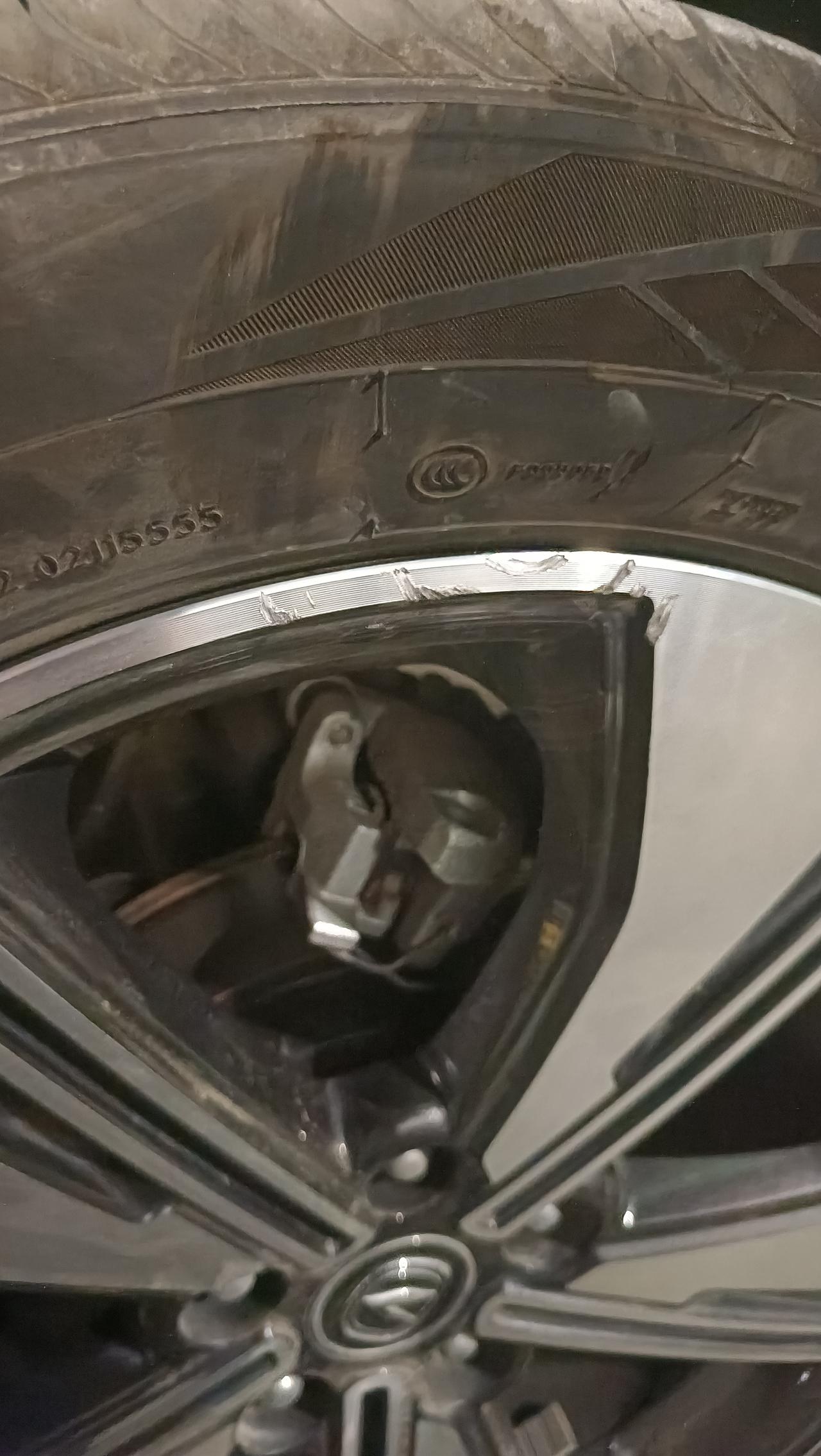 长安CS55 PLUS 各位长安车友给个建议轮磬划伤轮胎有一点小坑影响安全吗？