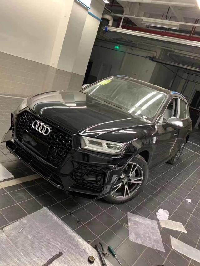 奥迪Q5L 选车时看中了4S店一台所谓的个性定制版，其实也就是加装了全套星耀套件，价格当然高于自己去外面装。4S店称可保