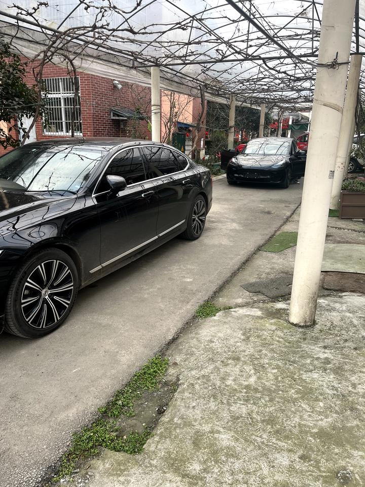 特斯拉Model 3 为啥我充满电后手机靠近车子也不能解锁啊？我用卡片才解开的锁。