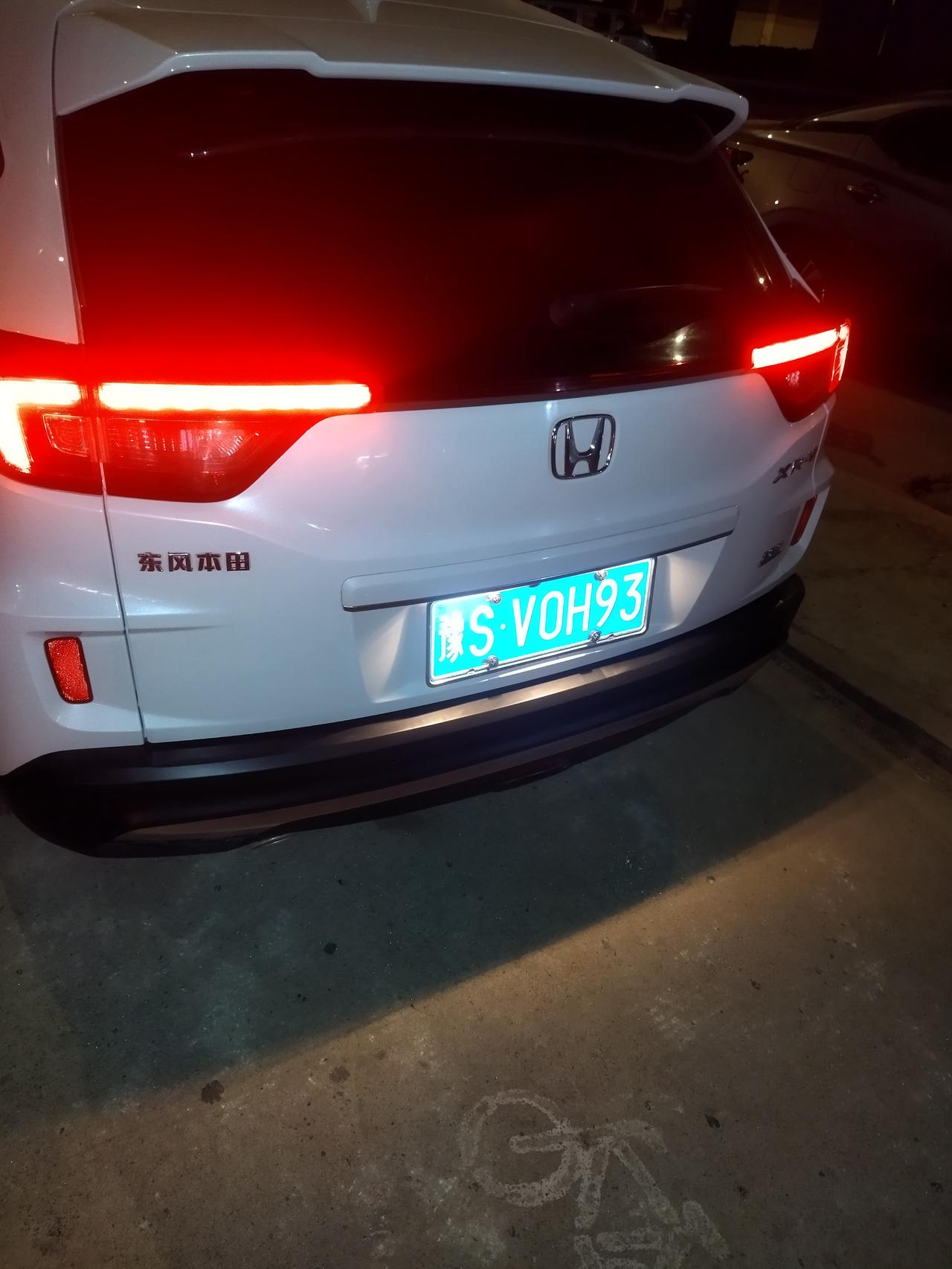 本田XR-V XRV后面这个灯一直不亮，怎么回事？开双闪，开雾灯，大灯，远关灯，倒车，还有脚踩住刹车了，怎么都试了，就是