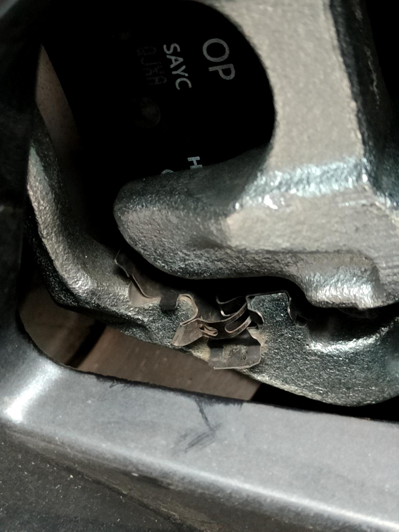 现代伊兰特 9个月新车，这个有问题吗？刹车铁片看着怪怪的。