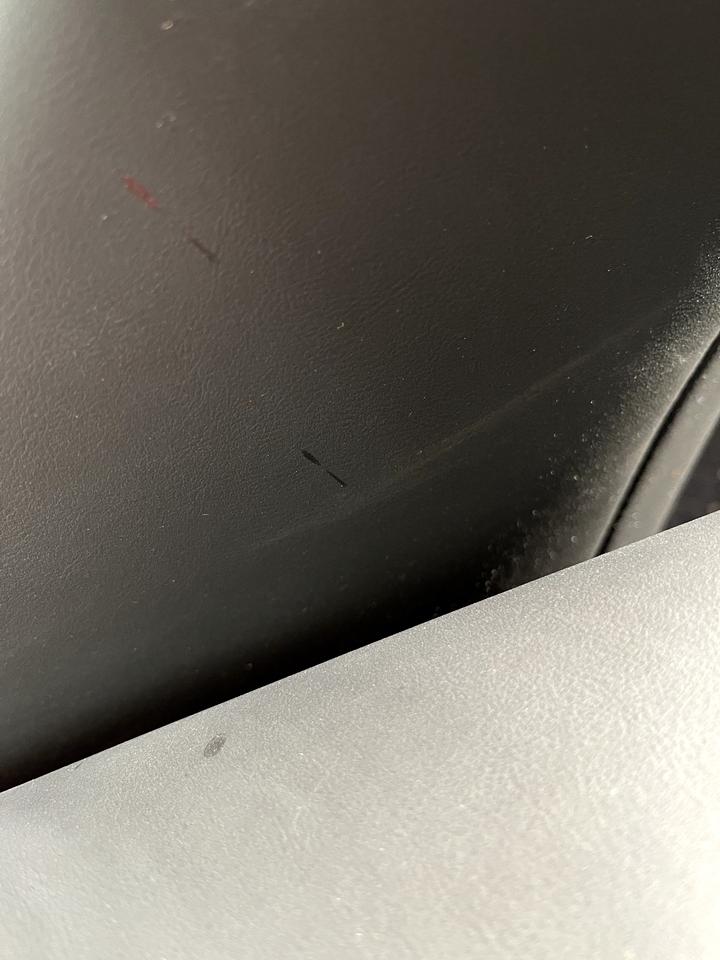 广汽传祺影豹 J15 提车 10天，副驾驶座椅，储物箱护手有这种黑点，摸着有点点粘人 你们有吗 兄弟们