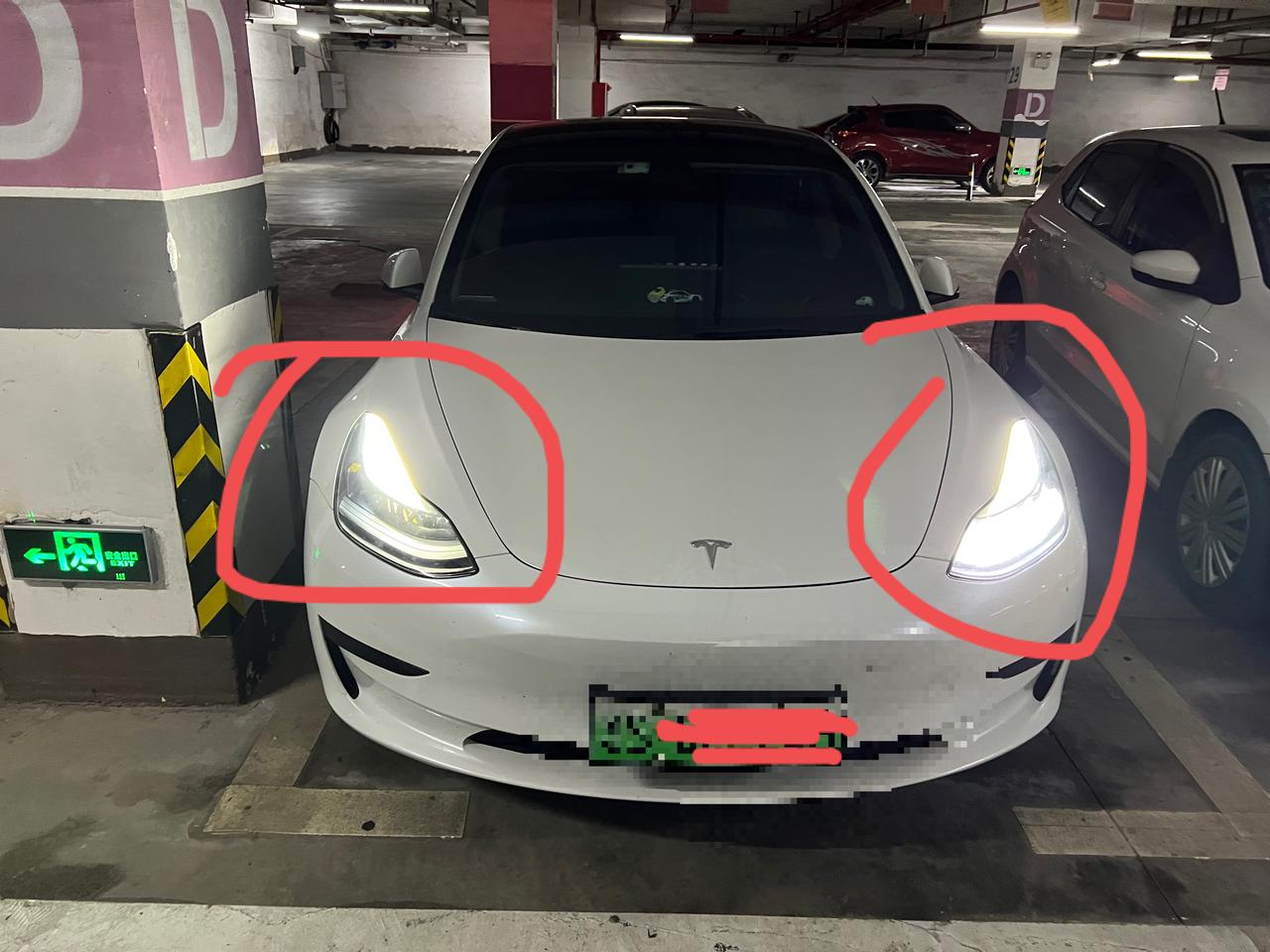 特斯拉Model 3 今天突然发现有个前照灯的远近灯光不亮了  行车灯倒是亮 这是咋回事呢 求解答