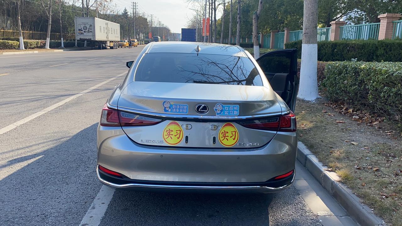 雷克萨斯ES 车友们问个事哈，我第一次加油时还剩一格，才加了275的油进去。然后一箱油跑了800公里，第二次加油我油表灯