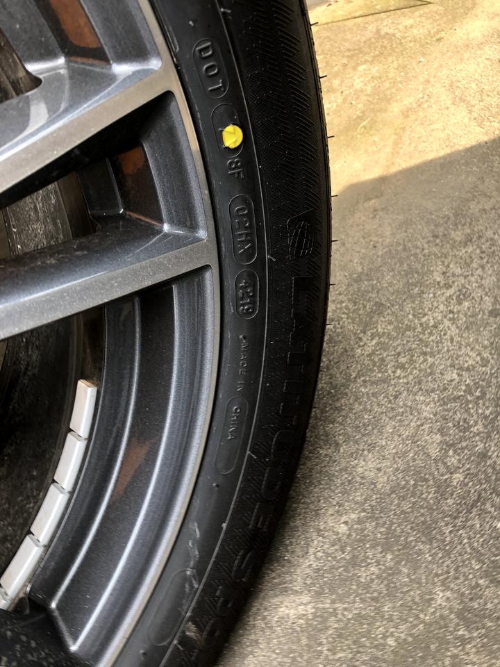 奥迪Q5L 求助Q5L提车知识今天去付尾款了。看到了车，20年1月17日的车配19年42周的轮胎正常么？另外我看车型图片