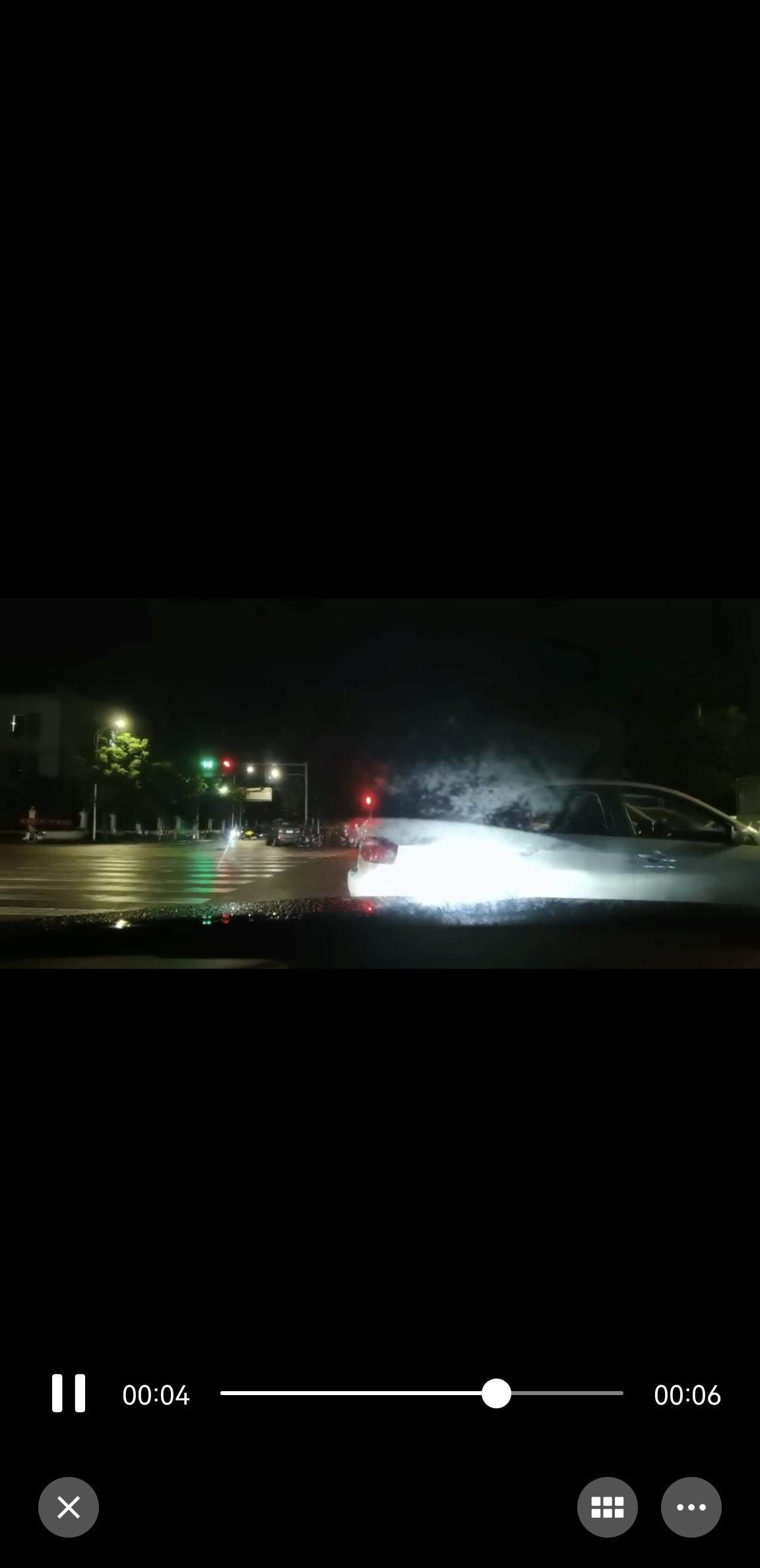 雷克萨斯ES 各位大神，新车想三个月，一下雨前挡风玻璃就刮不干净，像油膜，洗车店专门洗过后好了，过几天又这样，怎么刮也不