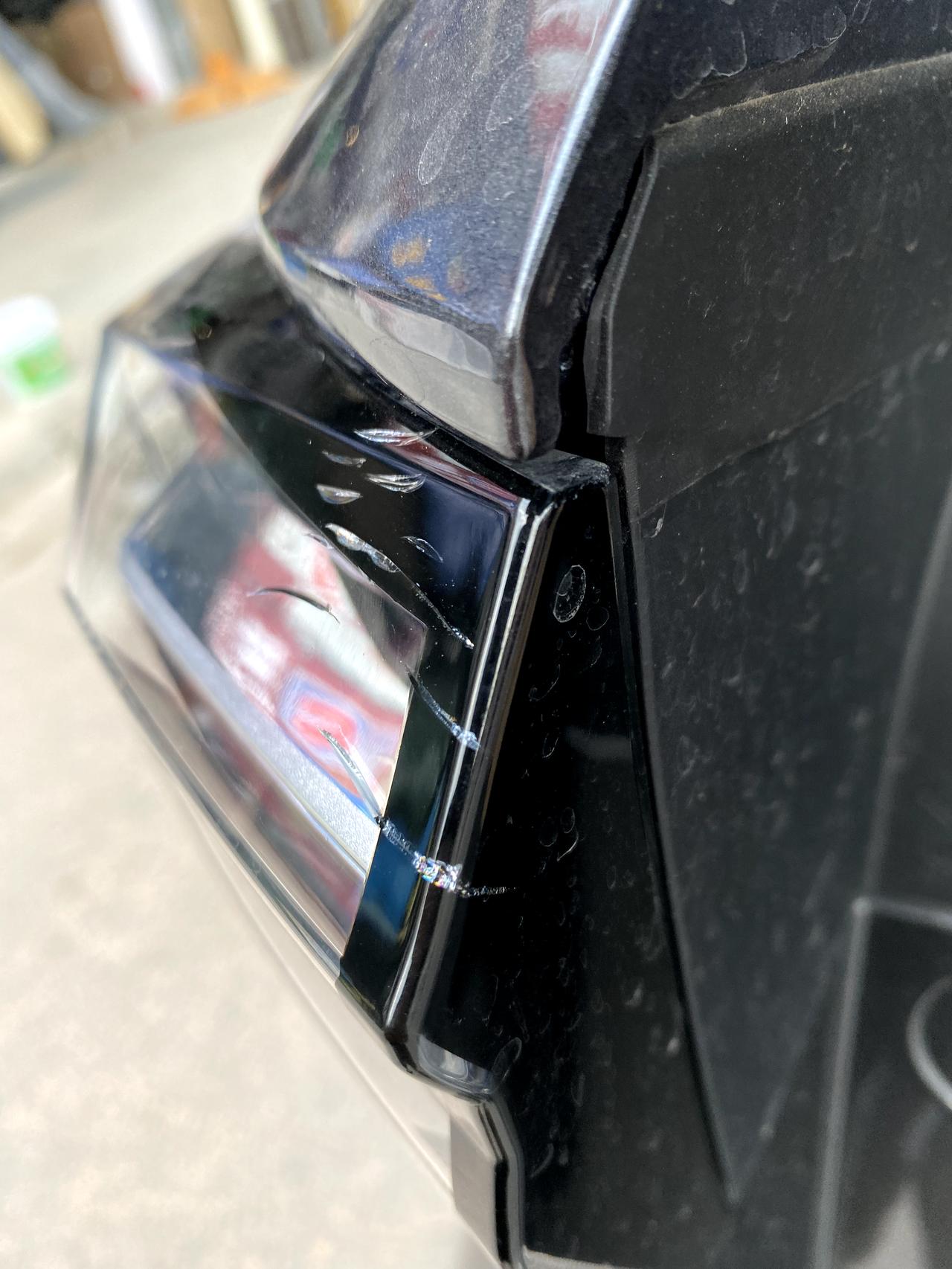 长安CS55 PLUS 什么情况?无意发现后尾灯里面有裂纹，在外表面摸着没有裂痕，也没有撞过，这是什么原因？求大神回复