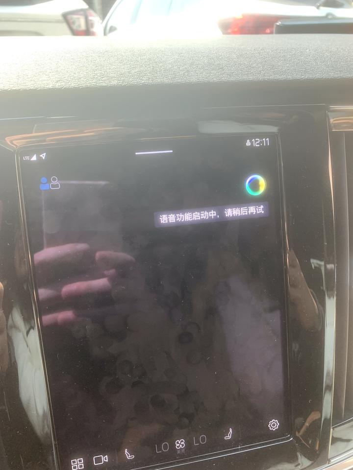 沃尔沃S90 你好小沃，唤醒不了了，一直提示语音功能启动中，怎么解决啊，连续几天了。
