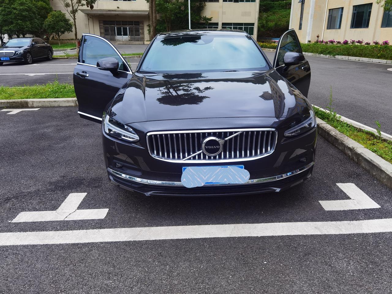 沃尔沃S90 提车9个月，总体比较满意，就是低速换挡拖拽感让人难受，听说刷新软件可以有效解决。有刷过的车主可以分享一下吗