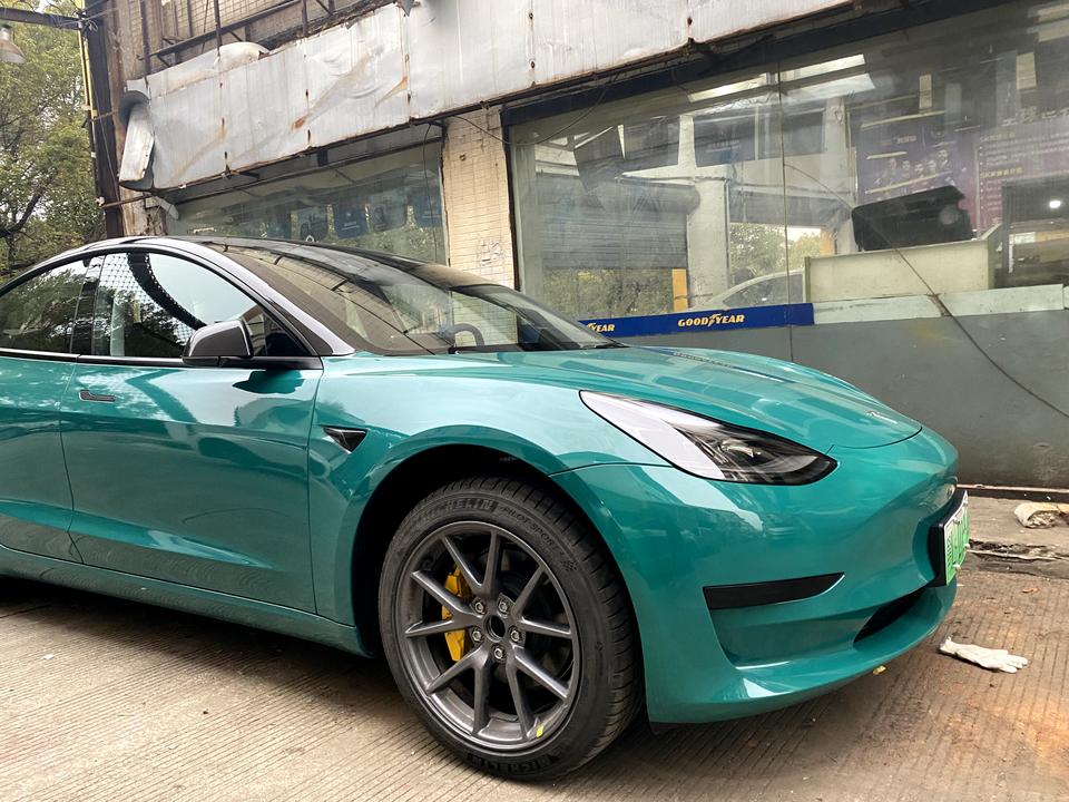 特斯拉Model 3 铁子们，你们的隔热膜贴的是啥，估计就贴个前挡和侧挡就够了