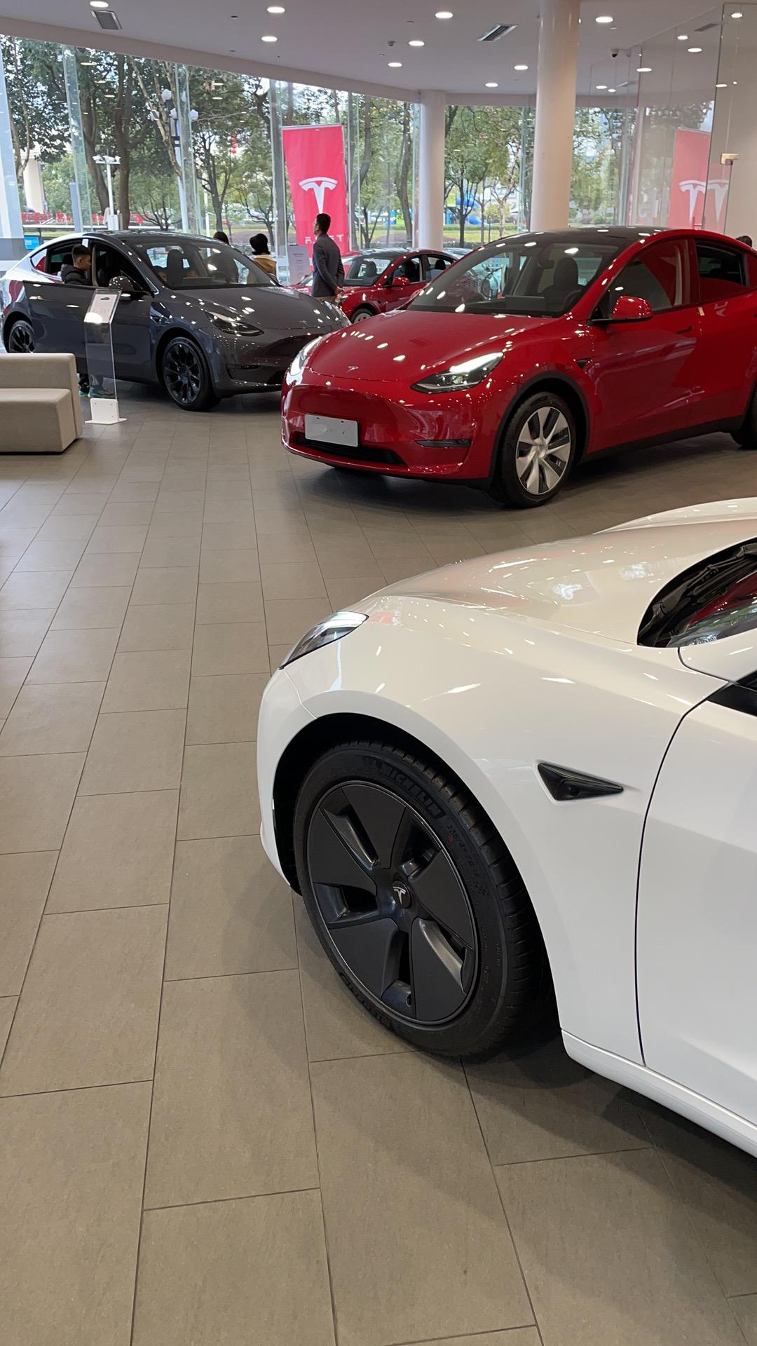 特斯拉Model 3 上周订了个M3、基础版本的。本人在小二线城市工作、几乎每天都要用到车 短则每天40 50公里往返 