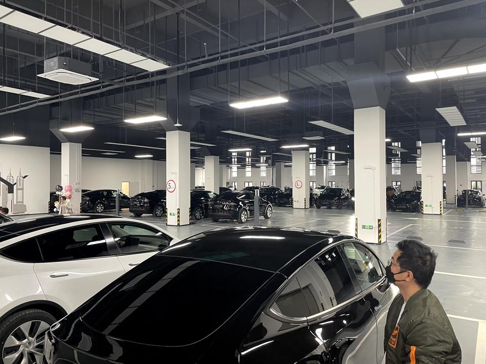 特斯拉Model 3 提车了，10/13下单，单号2011，12/7BT， 今天约提车，1/我是新款尾灯 2/我电机是3