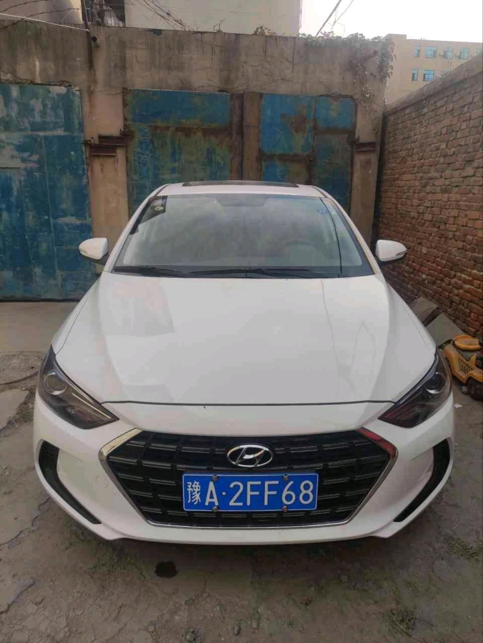 问一下1.5的伊兰特低速行驶中踩刹车减速，在踩油门老是感觉有零点几秒的断油，感觉有人拽着你的车然后向前能的冲一下才能正常