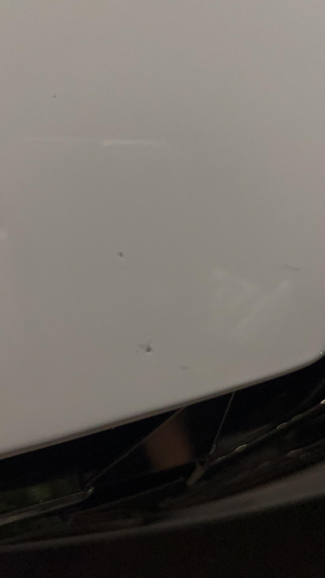 现代伊兰特 这该咋办啊 发动机盖上出现这了……