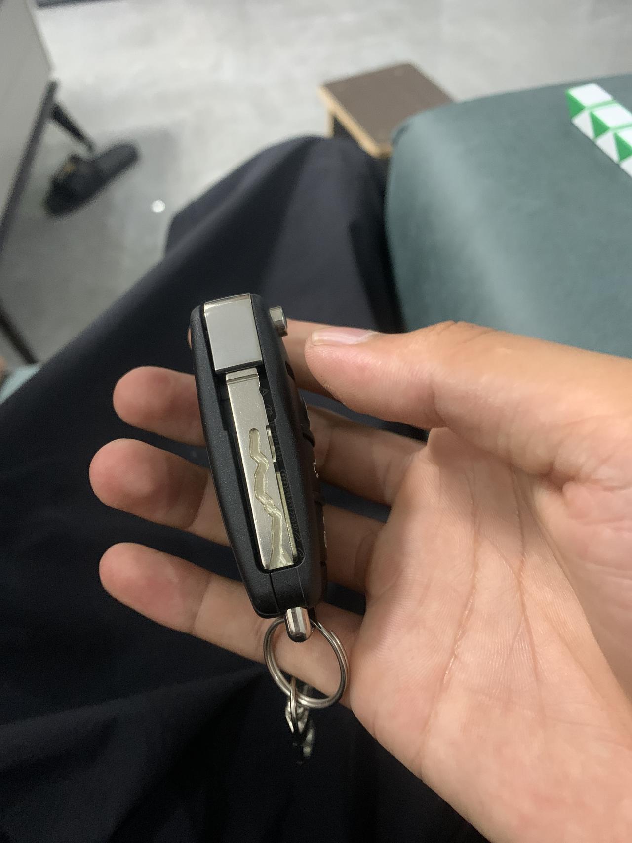 奥迪Q2L 奥迪q2L时尚动感型的车钥匙是这种吗