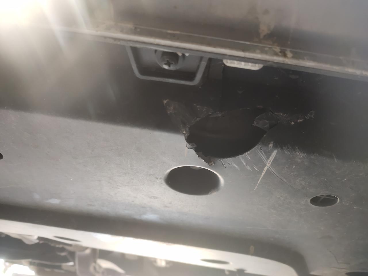 理想理想ONE 退了隔壁唐，买了理想的，好像这几天哪次开的时候不知道是不是给磕到啥了，，车头底盘下最前面有个塑料壳一样的