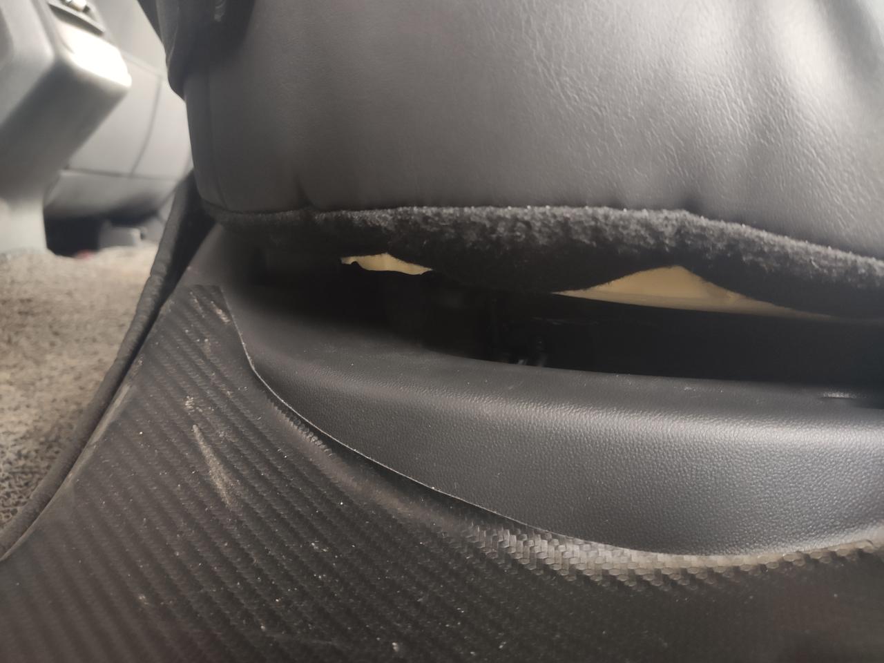 长安CS55 PLUS 安装座套发现左边后排座椅底下空隙特别大，而且感觉座椅也松松垮垮的，右边好着呢，座套卡扣都卡不住，