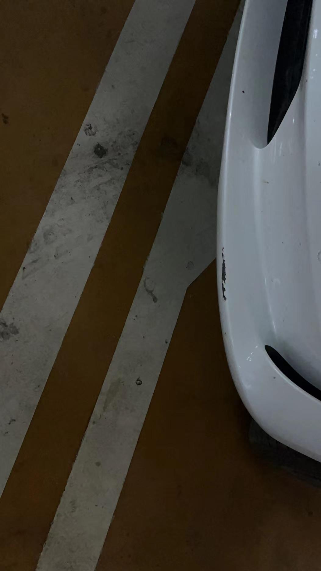 特斯拉Model 3 今天倒车不小心把前保险杠刮了一下 我想问一下在外面修和返厂修 大概多少钱？应该只用补点漆吧？