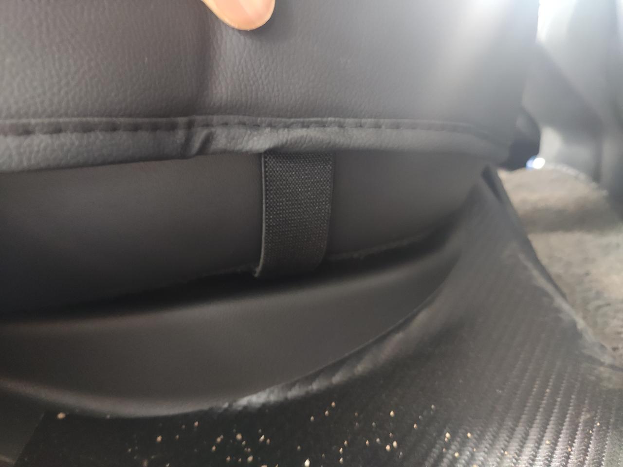 长安CS55 PLUS 安装座套发现左边后排座椅底下空隙特别大，而且感觉座椅也松松垮垮的，右边好着呢，座套卡扣都卡不住，