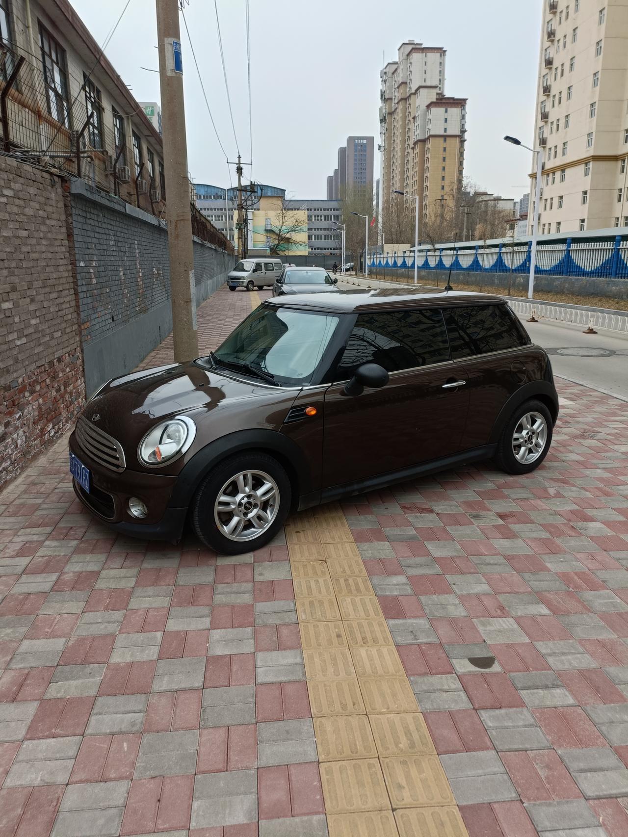 MINI 11款mini   1.6L 6速变速箱，跑高速120迈差不多3000转了，正常吗？