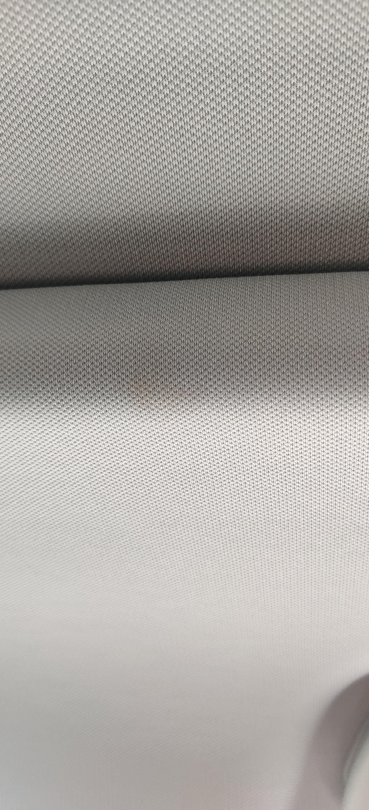哈弗大狗 急急急，下雨天各位车主车顶朋友没有出现这种黄色的水渍。这属于漏水吗？