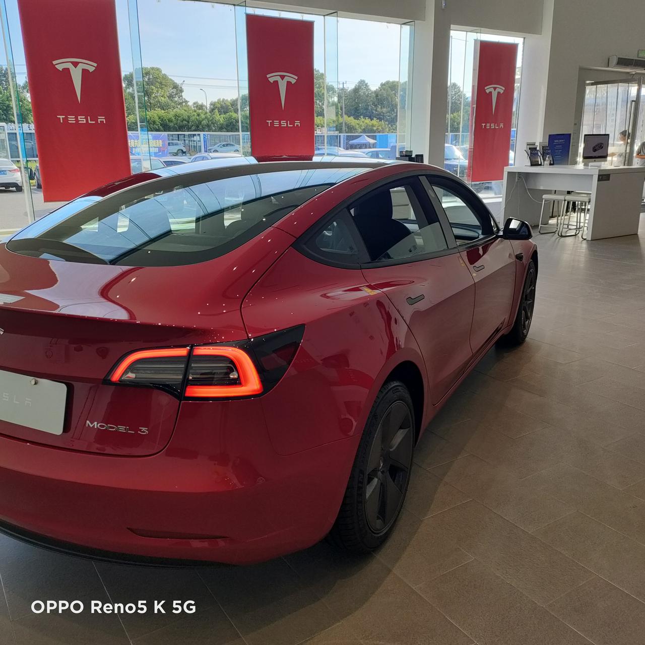 特斯拉Model 3 首付15万，月供4357三年，首付完就剩1万多了，夫妻年入20个带个孩子2岁家里有个油车，，有没有