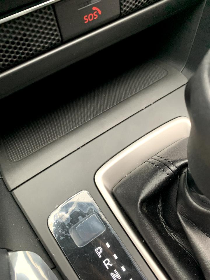 马自达CX-4 探索提车 发现中控台和副驾前台都有撬过的痕迹，叫来经理说是原厂在低配上后期加装的，正常吗？