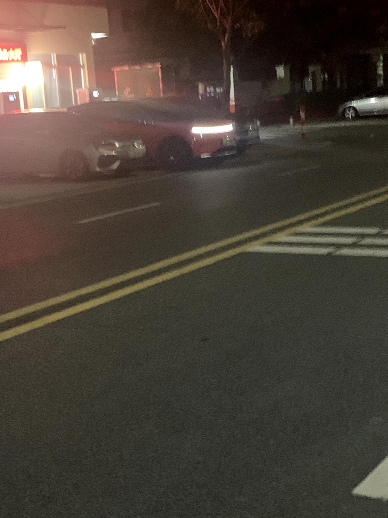 零跑零跑C11 充电的时候这个灯光一直亮是正常的吗各位大哥？