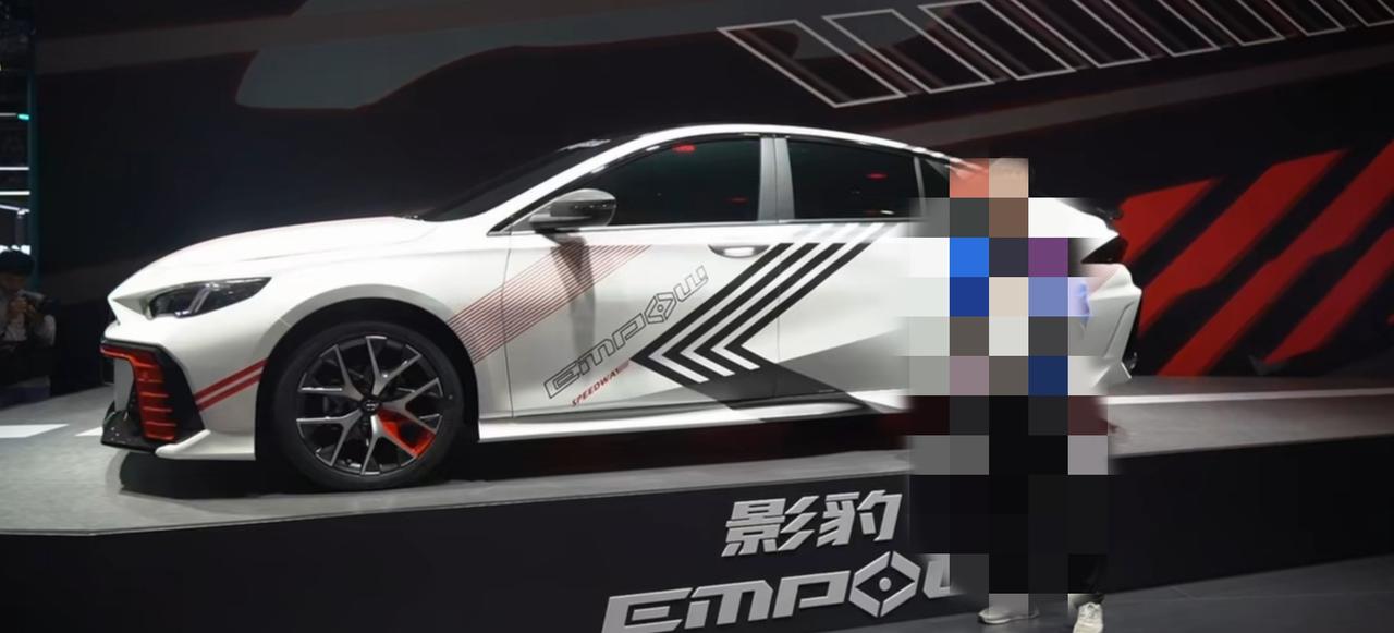 广汽传祺影豹 白赛道版   会出吗？？ 我觉得这是最好看的！！然而选颜色的时候没看到！！这颜色真的爱了