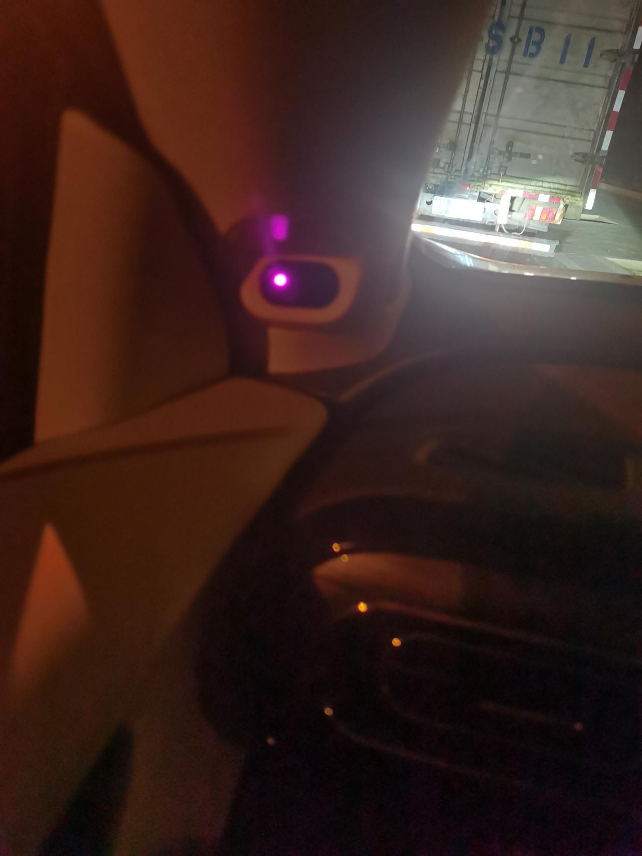 零跑零跑C11 大家好，请教一个问题。C11驾驶座左前侧人脸识别的摄像头有几个红色灯呢。我只能看到一个，如图所示。但感觉