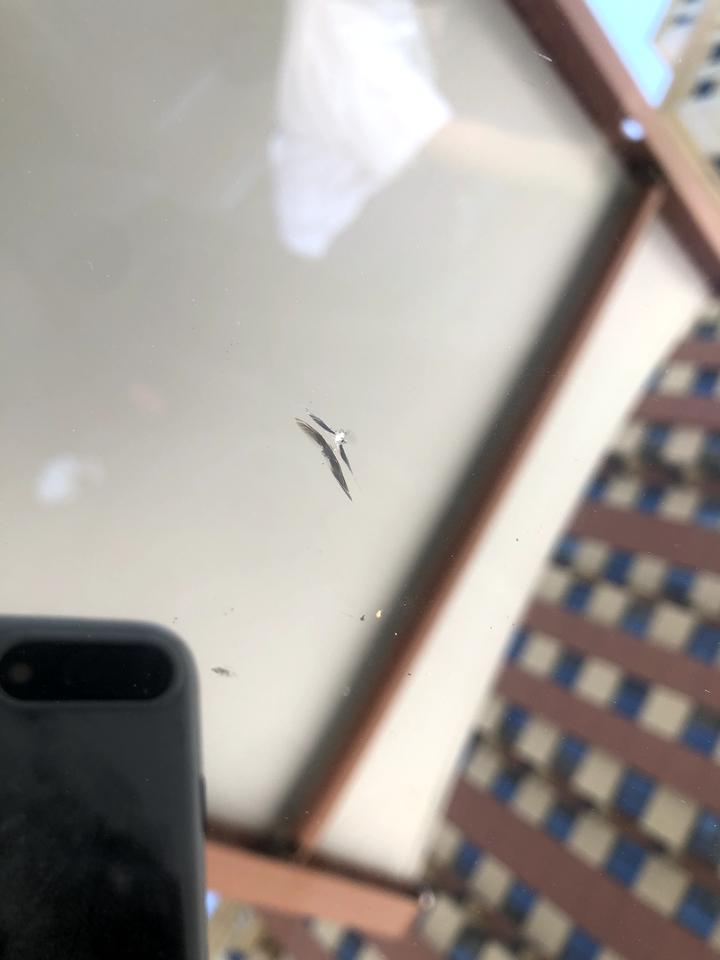 现代伊兰特 老司机们前风挡不知道啥时候被嘣了一个小口子，没有裂透，这咋整