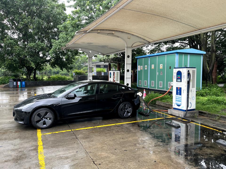 特斯拉Model 3 大家有没有遇到过，启动车辆后过个几秒钟，车辆左后侧会有咔嗒一声的情况？实在不懂，求助！！！