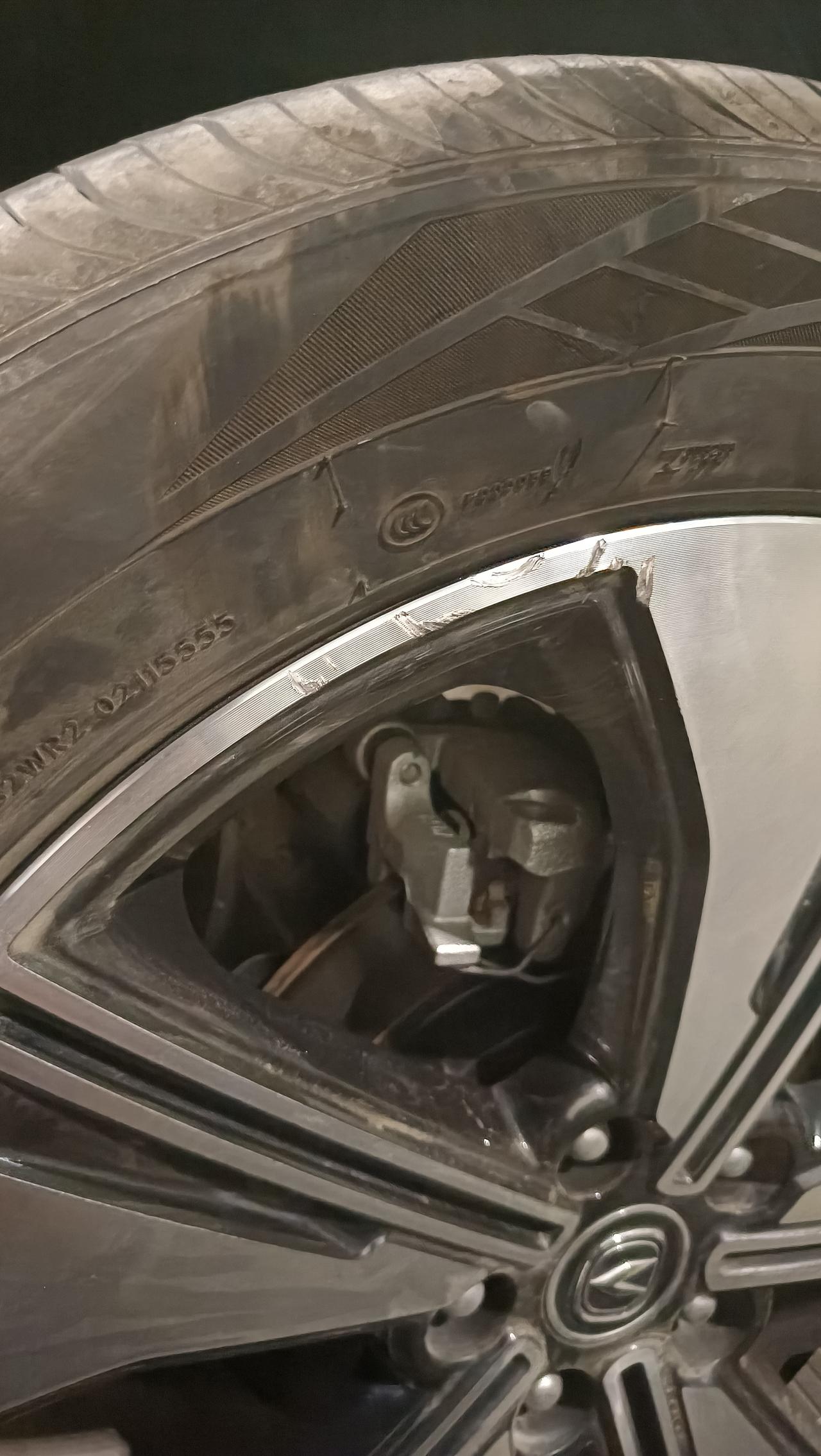 长安CS55 PLUS 各位长安车友给个建议轮磬划伤轮胎有一点小坑影响安全吗？
