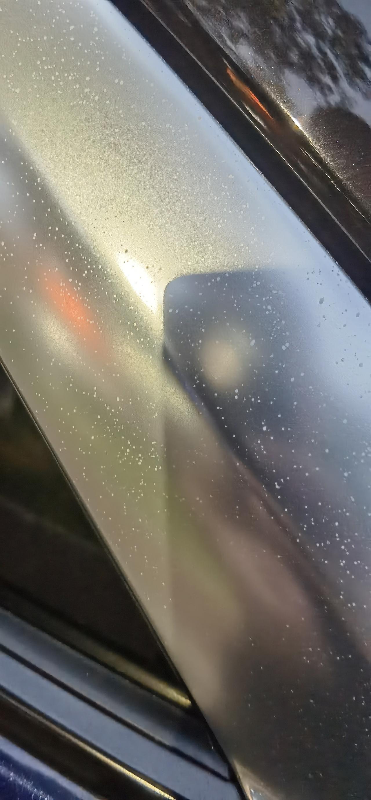 零跑零跑C11 我这个是怎么回事啊，洗也洗不掉，也不晓得是咋整的，会不会是洗车的乱喷了啥子