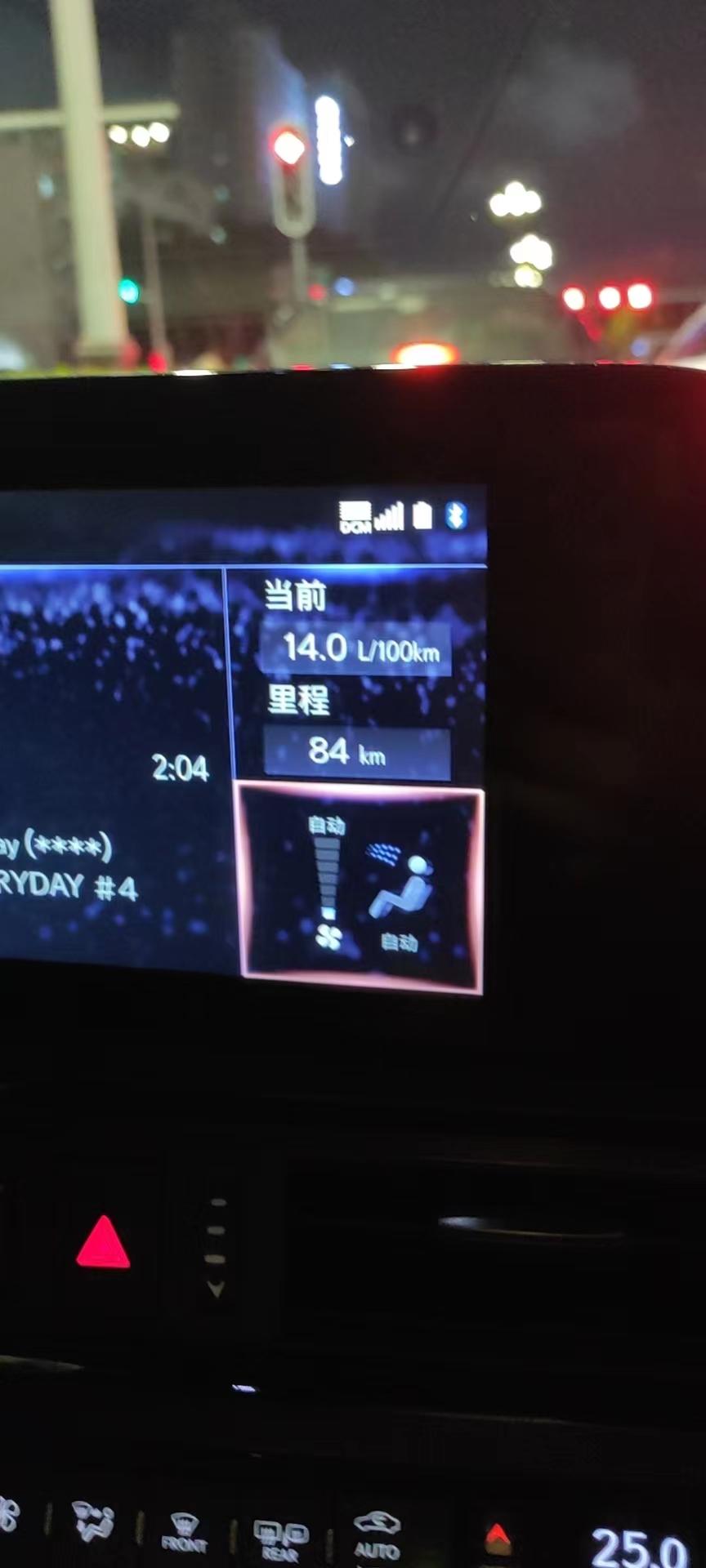 雷克萨斯ES Es200卓越版，油耗14个！！！14个！！14个啊！！！我请问这正常吗？我承认深圳上班道路很堵。我也基本