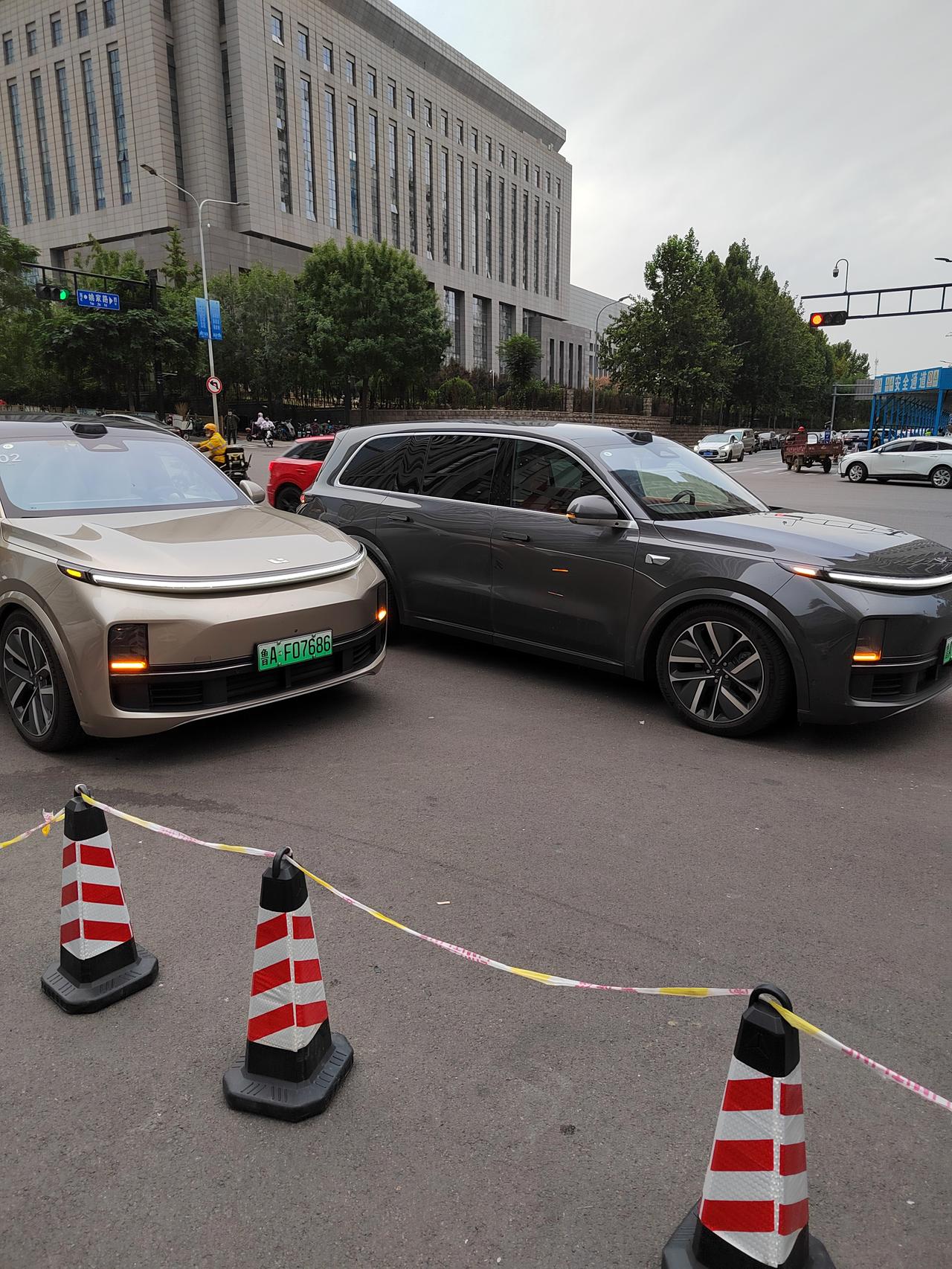 理想理想L8 银色、黑色、灰色，选择障碍啊，最开始喜欢的金色，路上看实景不好看。大家选的什么颜色？