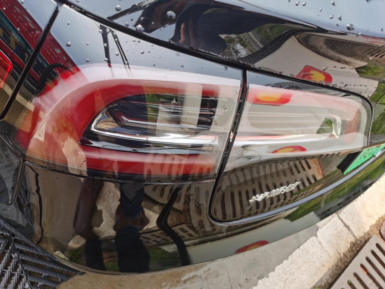 特斯拉Model 3 为什么洗完车，车尾灯里面有水汽？车前灯没有看到水汽，后面两个尾灯都有水汽，这是什么情况？