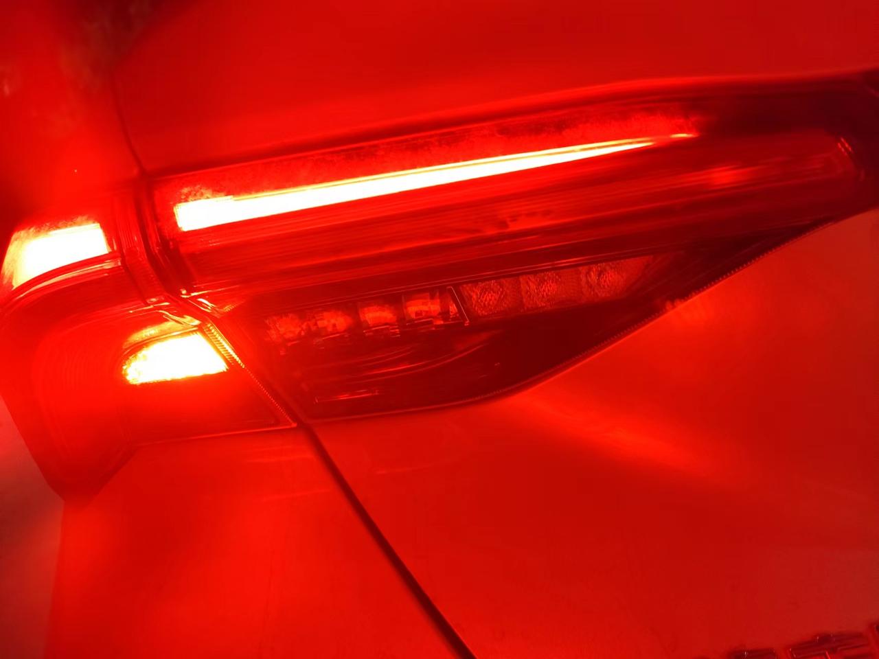 2.0的亚洲龙是一个倒车灯和一个后雾灯吗