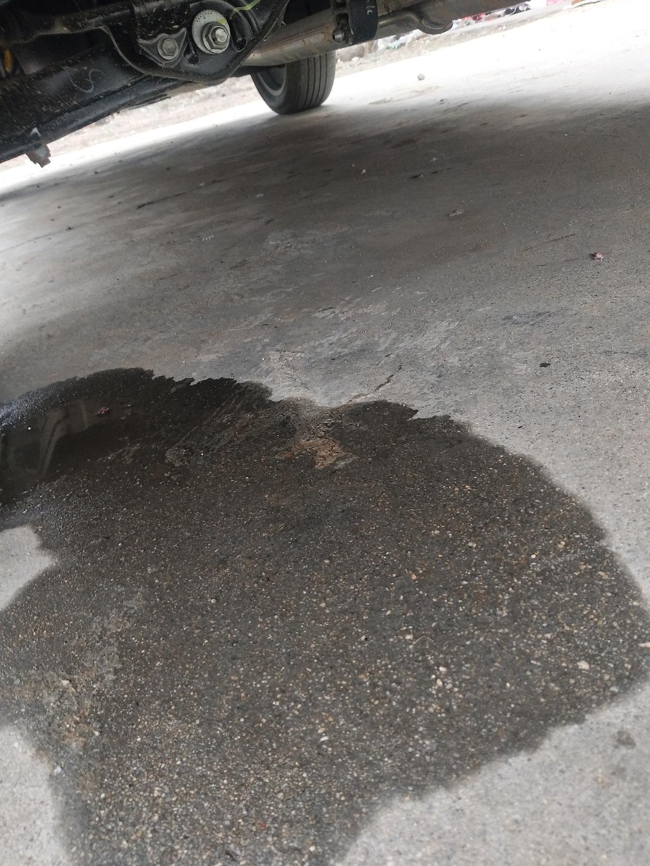 长安CS55 PLUS 二代55p，下面有滴水现象！你们也是这样吗？这是什么原因？正常吗？