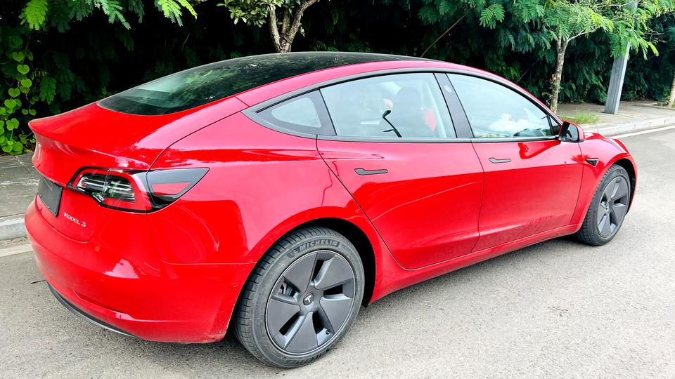 特斯拉Model 3 买的订单车，选配红色，43公里，26.8万，不知道有没有买贵，