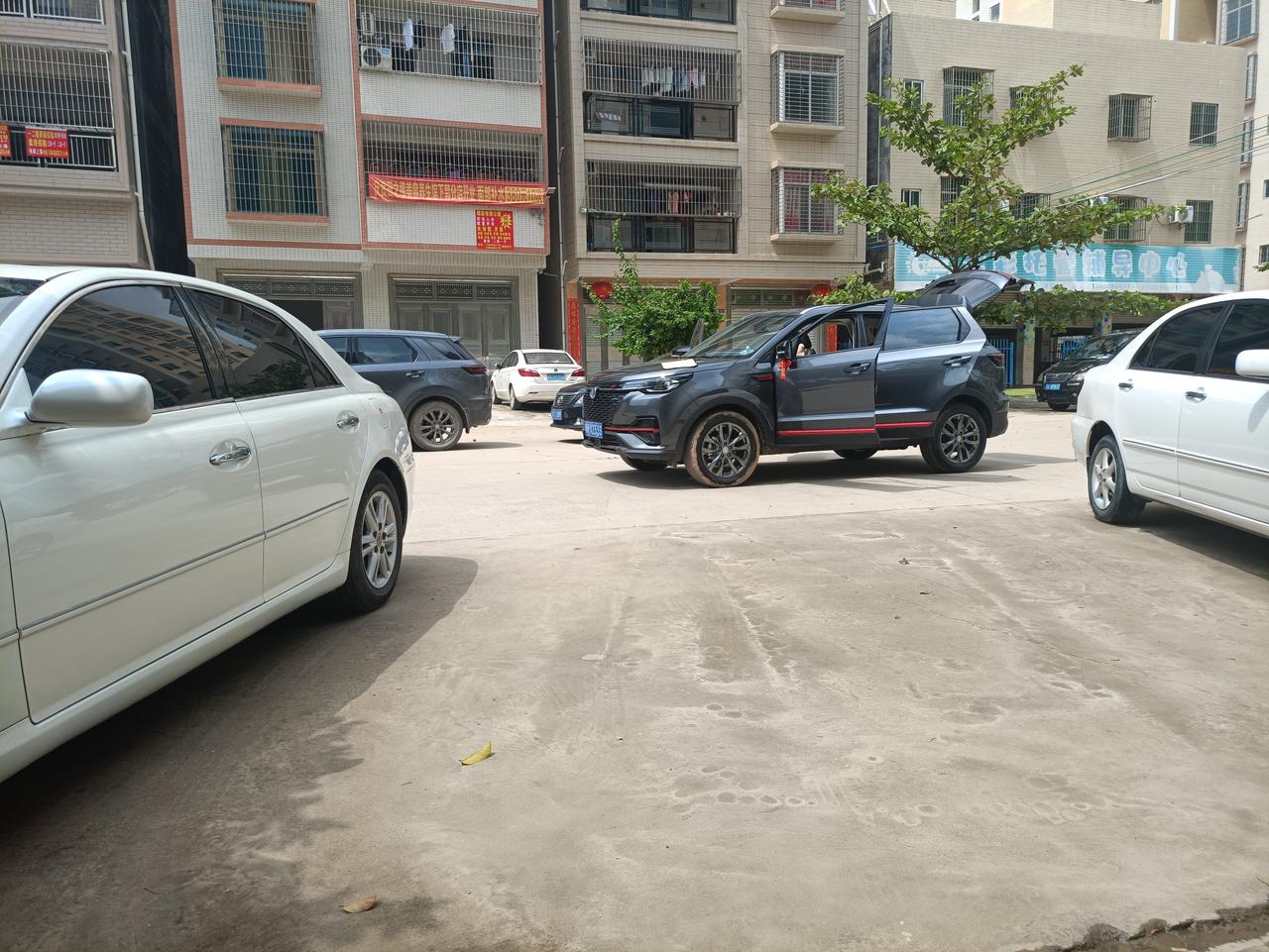长安CS55 PLUS 兄弟们。昨晚开车回去主驾驶车窗忘记关了，第二天下暴雨淋了一天，隔天起来看才发现，地毯内积了点水，