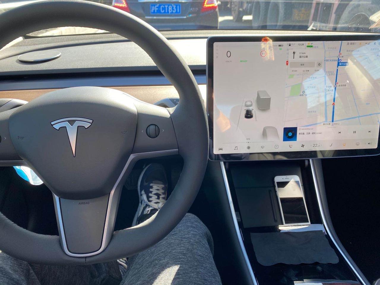 特斯拉Model 3 去年最后三天提的车 到今天刚好一个月 昨天超充充完电 Ota升级时 后备箱充电口的位置 啪啪啪的响